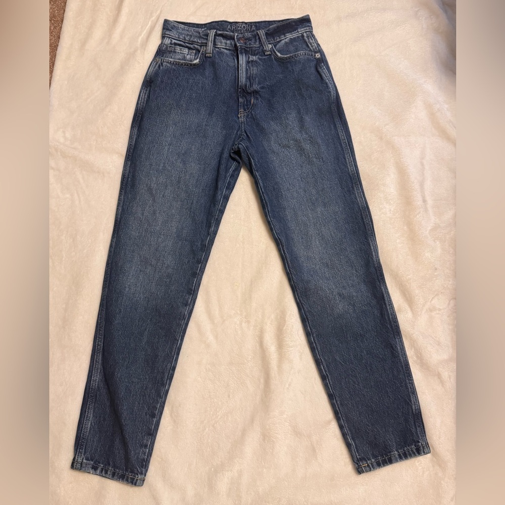 Arizona Jean. Size 5 Highest Rise Mom Jean. Medium wash, Cotton/recycled cotton